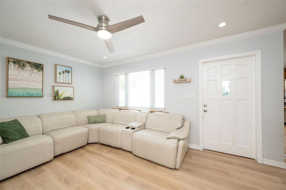 Recently Sold: $570,000 (2 beds, 2 baths, 1032 Square Feet)