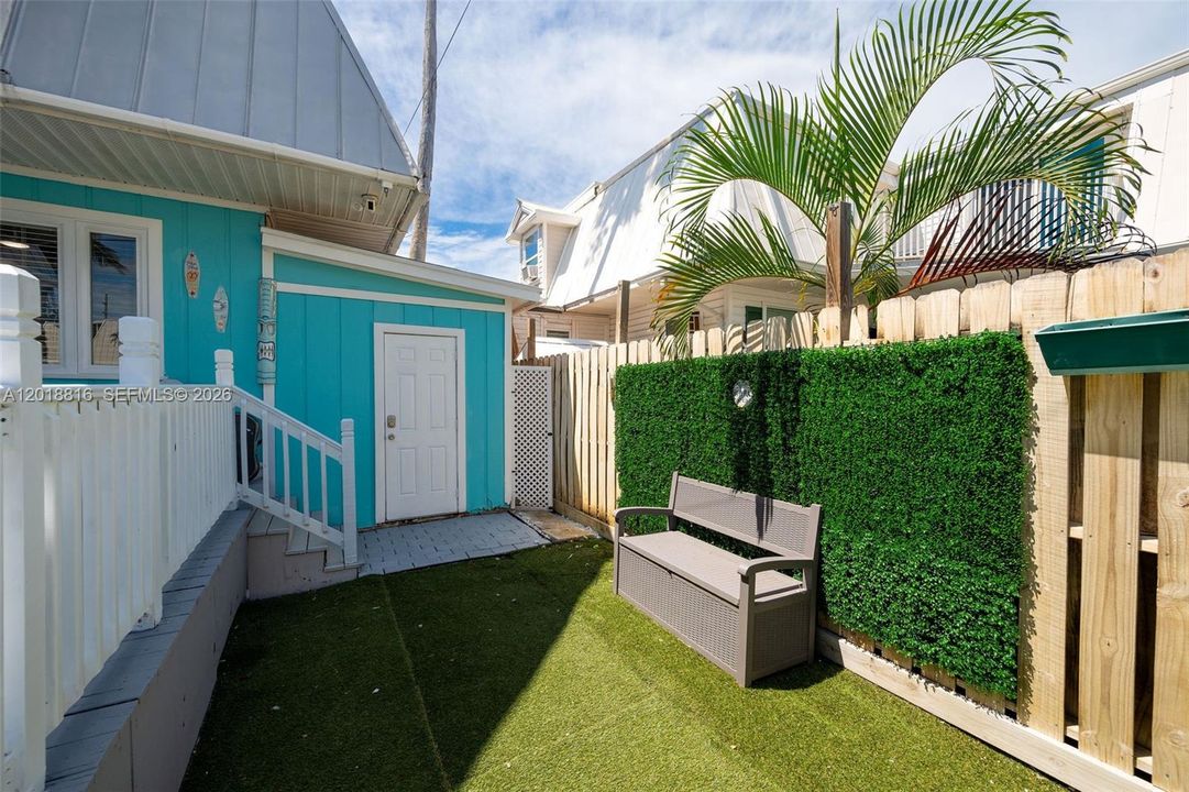 Recently Sold: $570,000 (2 beds, 2 baths, 1032 Square Feet)