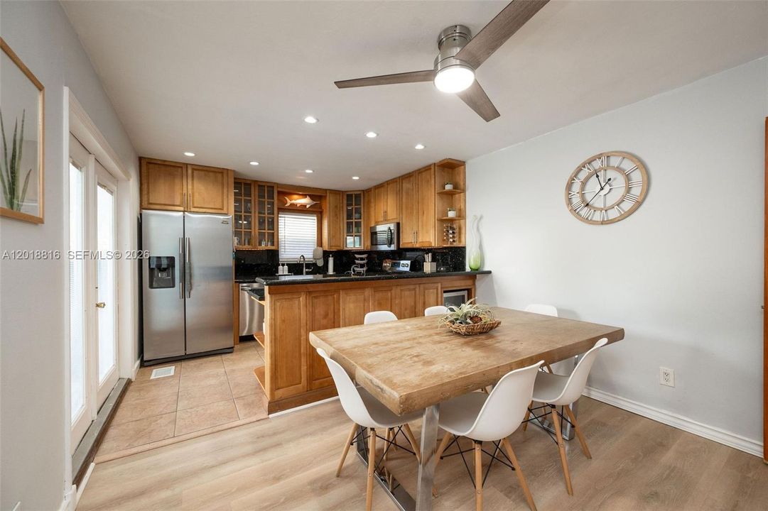 Recently Sold: $570,000 (2 beds, 2 baths, 1032 Square Feet)