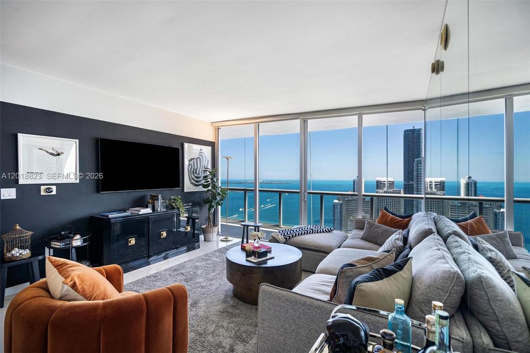 For Sale: $850,000 (2 beds, 2 baths, 1255 Square Feet)