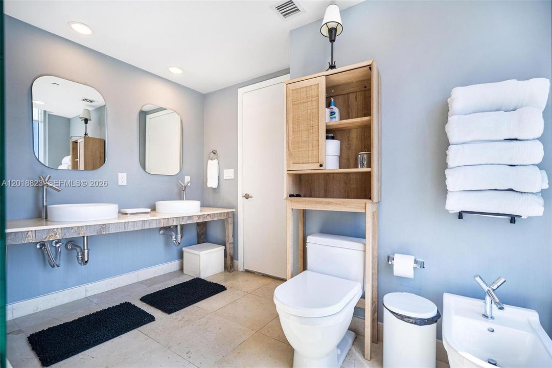 For Sale: $850,000 (2 beds, 2 baths, 1255 Square Feet)