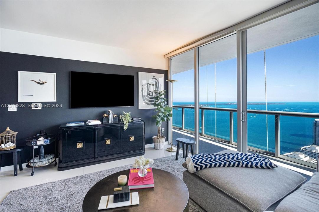 For Sale: $850,000 (2 beds, 2 baths, 1255 Square Feet)