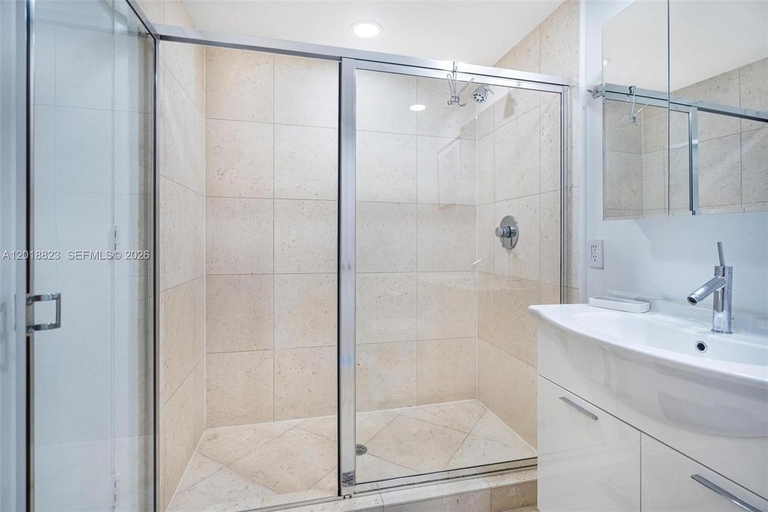 For Sale: $850,000 (2 beds, 2 baths, 1255 Square Feet)