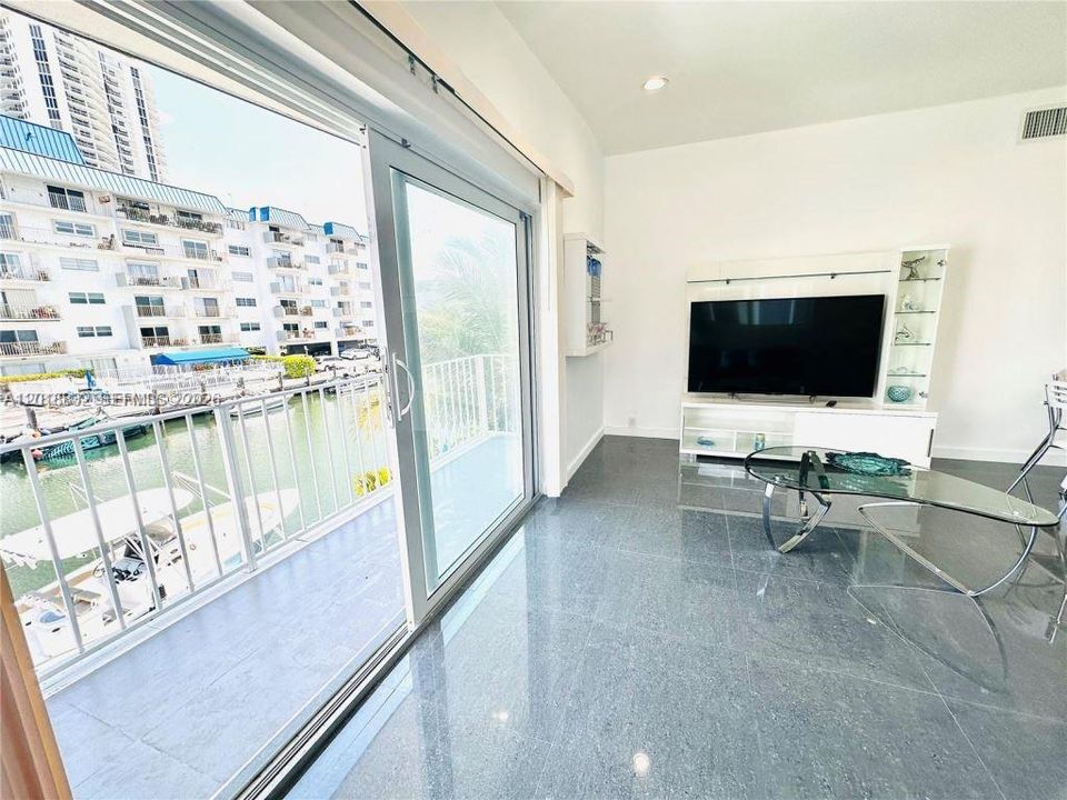 En Venta: $325,000 (2 camas, 2 baños, 990 Pies cuadrados)