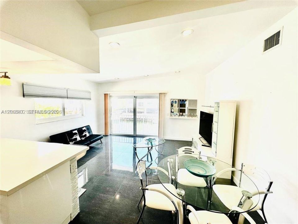 En Venta: $325,000 (2 camas, 2 baños, 990 Pies cuadrados)