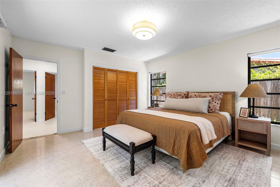 Activo con contrato: $899,000 (4 camas, 2 baños, 2481 Pies cuadrados)