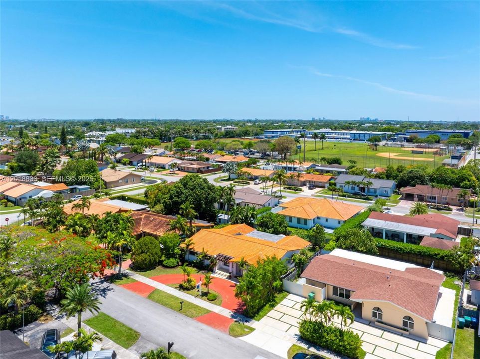 Activo con contrato: $899,000 (4 camas, 2 baños, 2481 Pies cuadrados)
