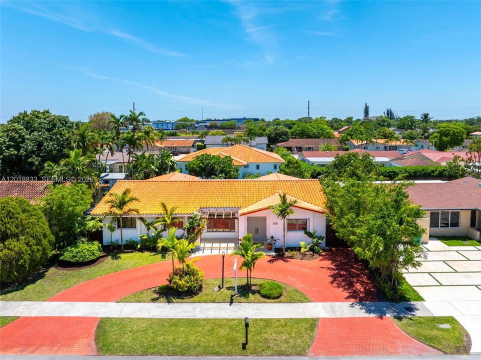 Activo con contrato: $899,000 (4 camas, 2 baños, 2481 Pies cuadrados)