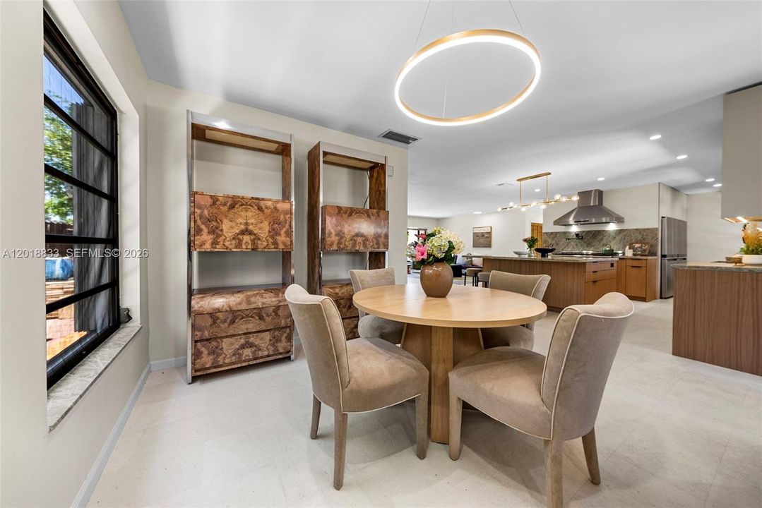 Activo con contrato: $899,000 (4 camas, 2 baños, 2481 Pies cuadrados)
