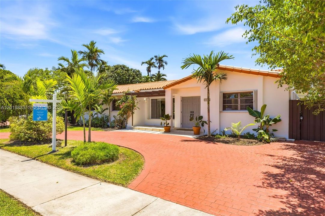 Activo con contrato: $899,000 (4 camas, 2 baños, 2481 Pies cuadrados)