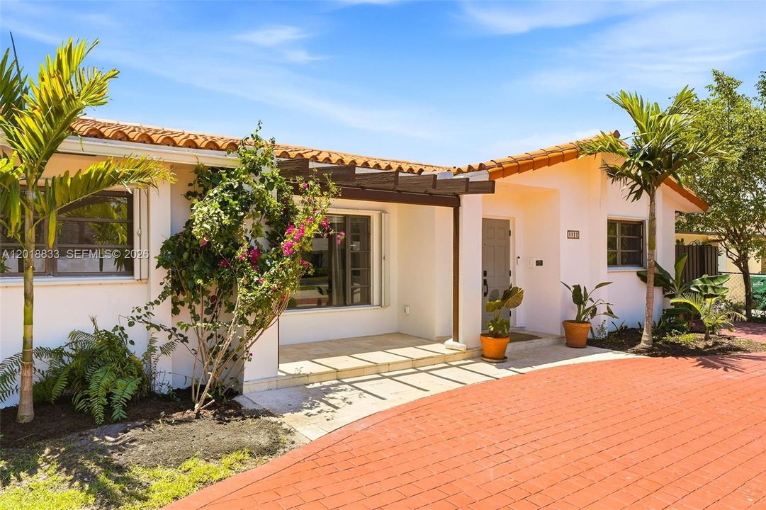 Activo con contrato: $899,000 (4 camas, 2 baños, 2481 Pies cuadrados)