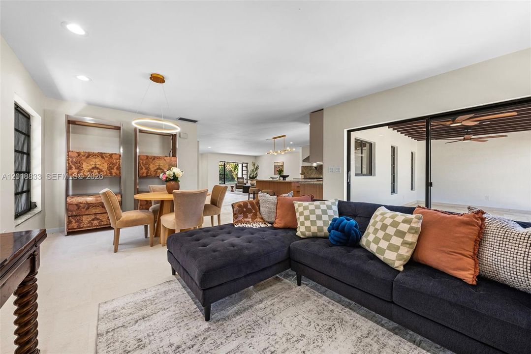 Activo con contrato: $899,000 (4 camas, 2 baños, 2481 Pies cuadrados)