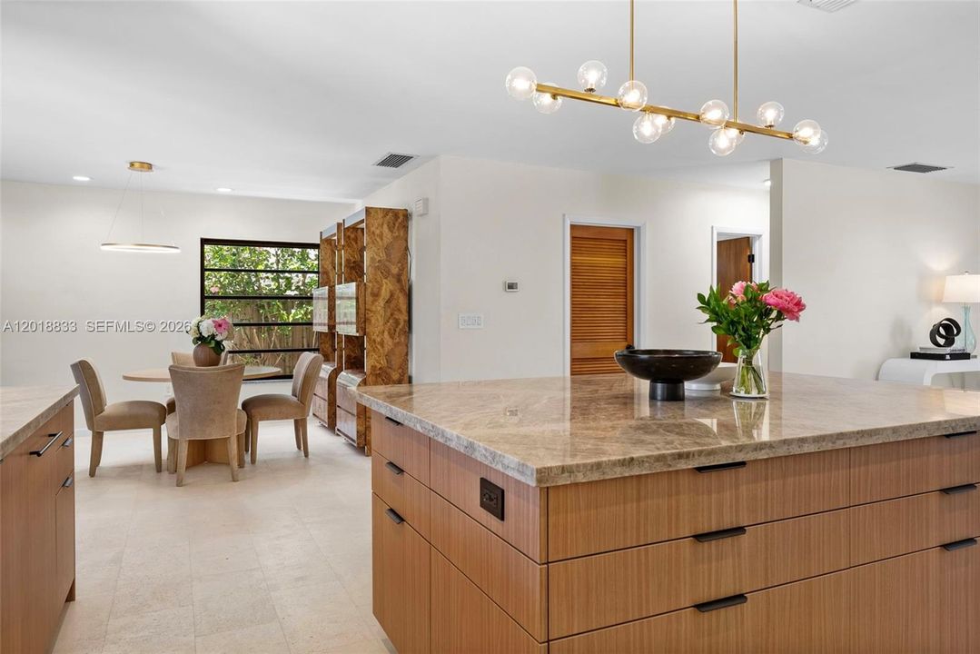 Activo con contrato: $899,000 (4 camas, 2 baños, 2481 Pies cuadrados)