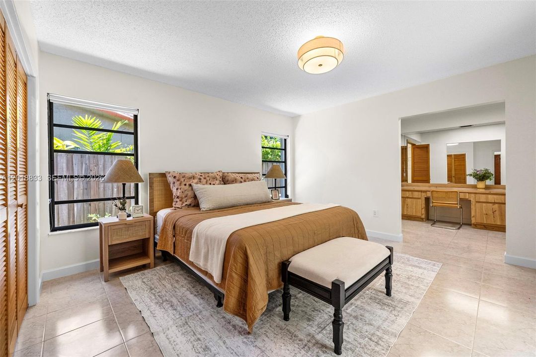 Activo con contrato: $899,000 (4 camas, 2 baños, 2481 Pies cuadrados)