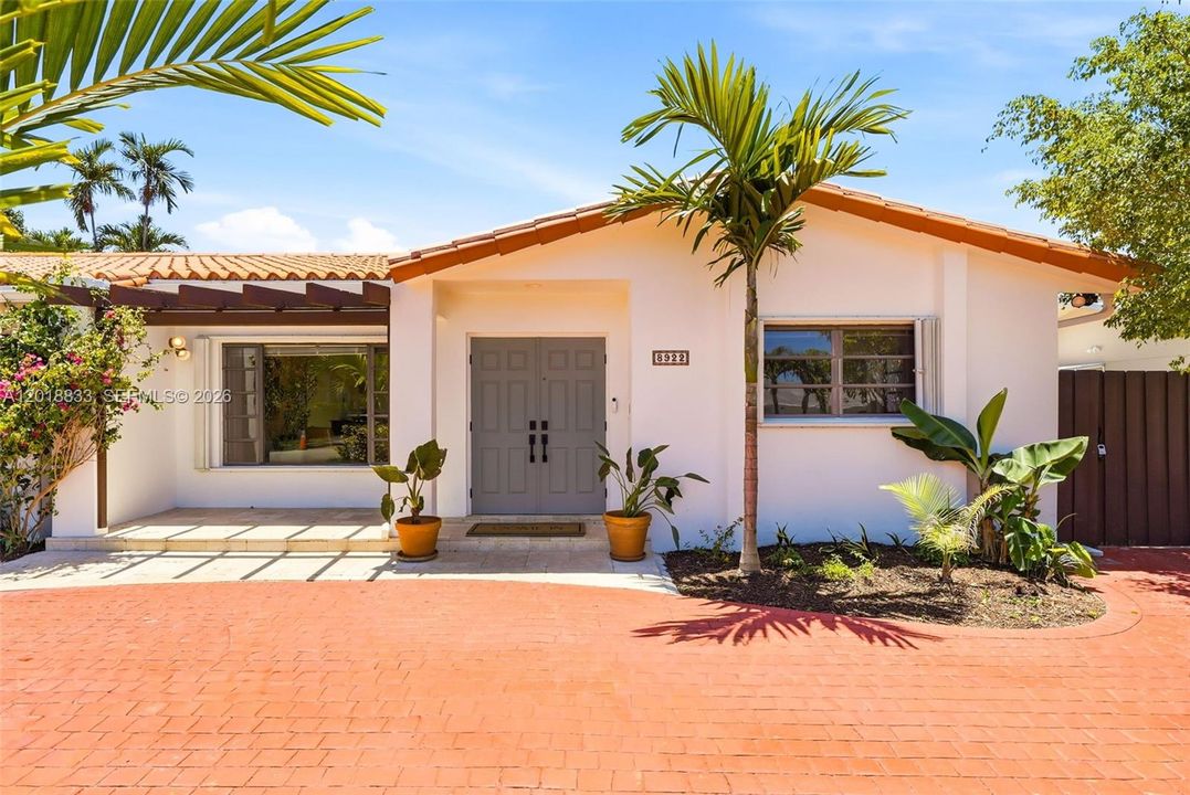 Activo con contrato: $899,000 (4 camas, 2 baños, 2481 Pies cuadrados)