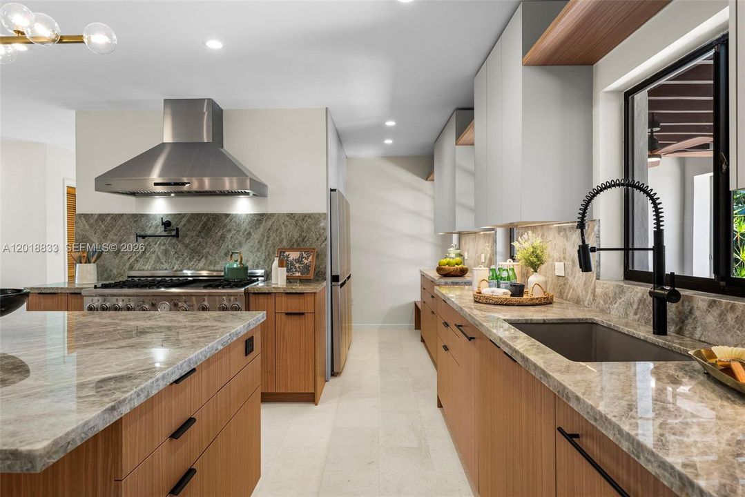 Activo con contrato: $899,000 (4 camas, 2 baños, 2481 Pies cuadrados)