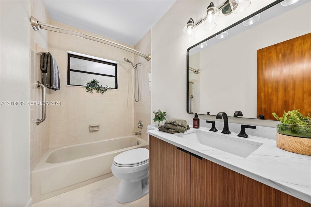 Activo con contrato: $899,000 (4 camas, 2 baños, 2481 Pies cuadrados)