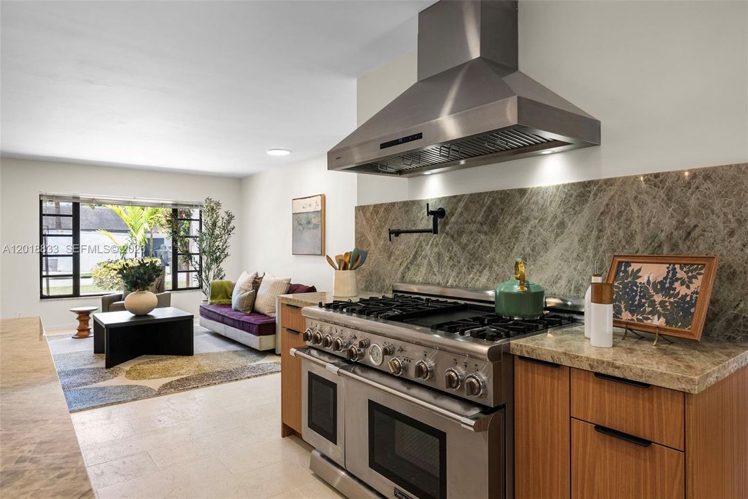 Activo con contrato: $899,000 (4 camas, 2 baños, 2481 Pies cuadrados)