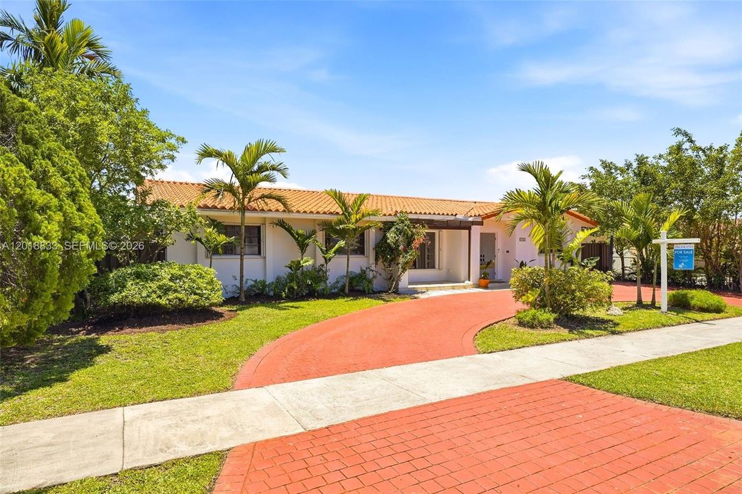 Activo con contrato: $899,000 (4 camas, 2 baños, 2481 Pies cuadrados)