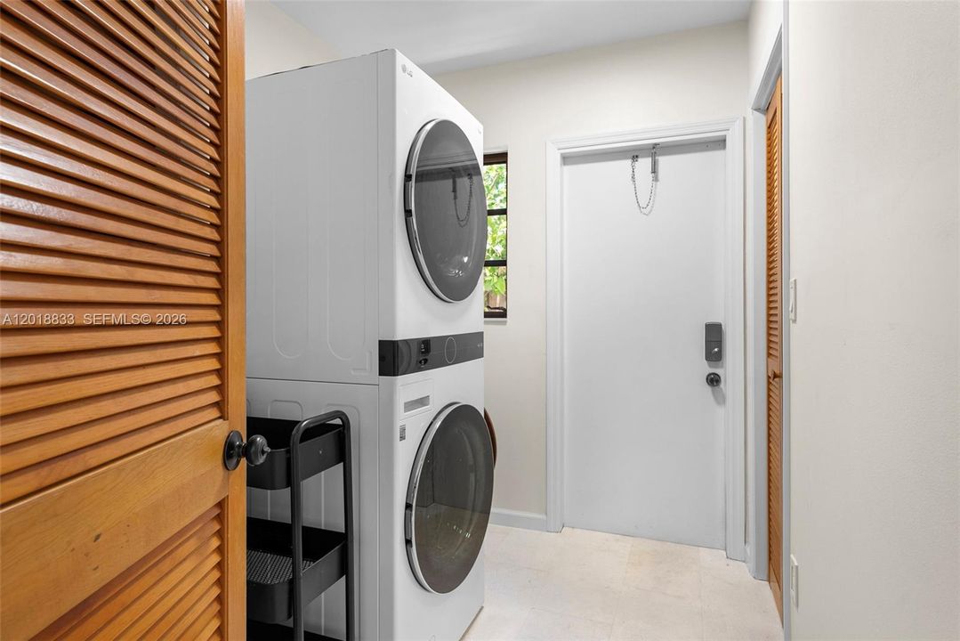 Activo con contrato: $899,000 (4 camas, 2 baños, 2481 Pies cuadrados)