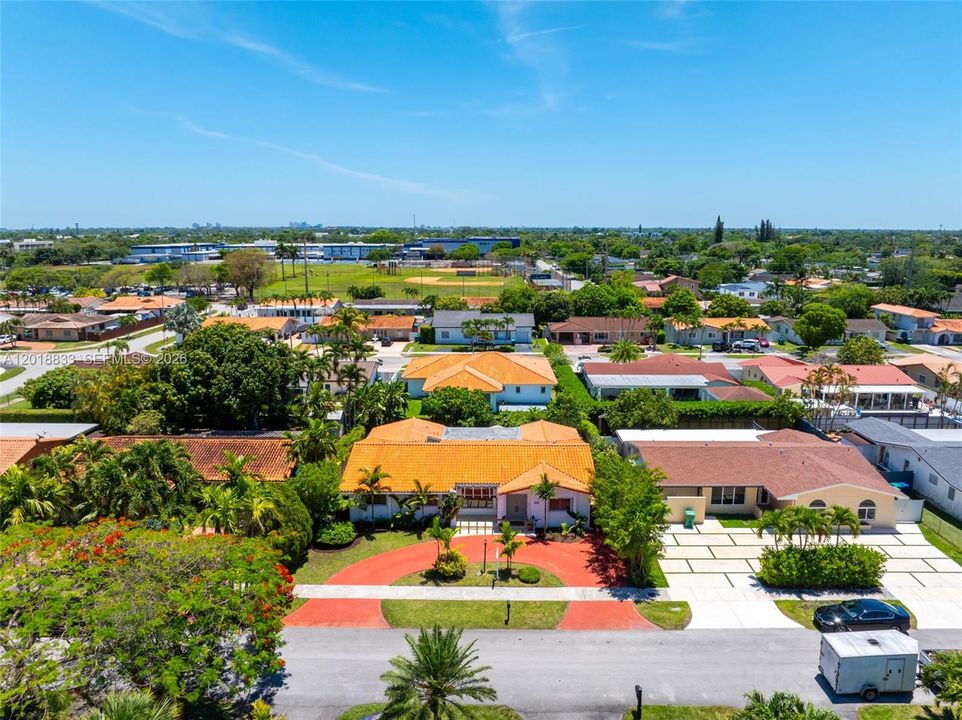 Activo con contrato: $899,000 (4 camas, 2 baños, 2481 Pies cuadrados)