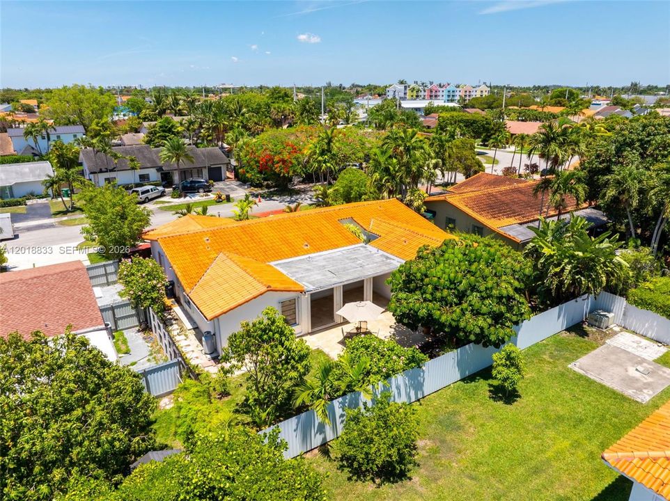 Activo con contrato: $899,000 (4 camas, 2 baños, 2481 Pies cuadrados)
