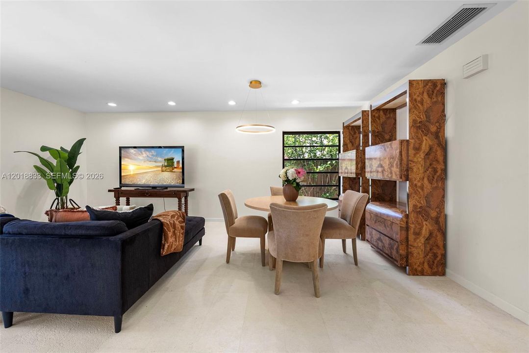 Activo con contrato: $899,000 (4 camas, 2 baños, 2481 Pies cuadrados)