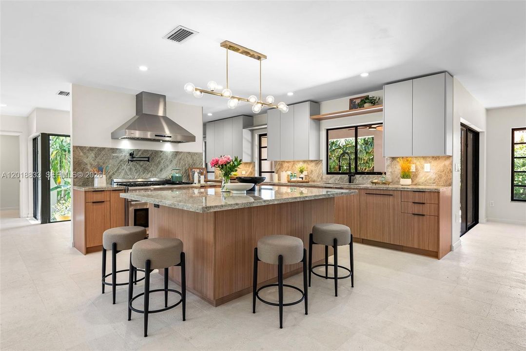 Activo con contrato: $899,000 (4 camas, 2 baños, 2481 Pies cuadrados)