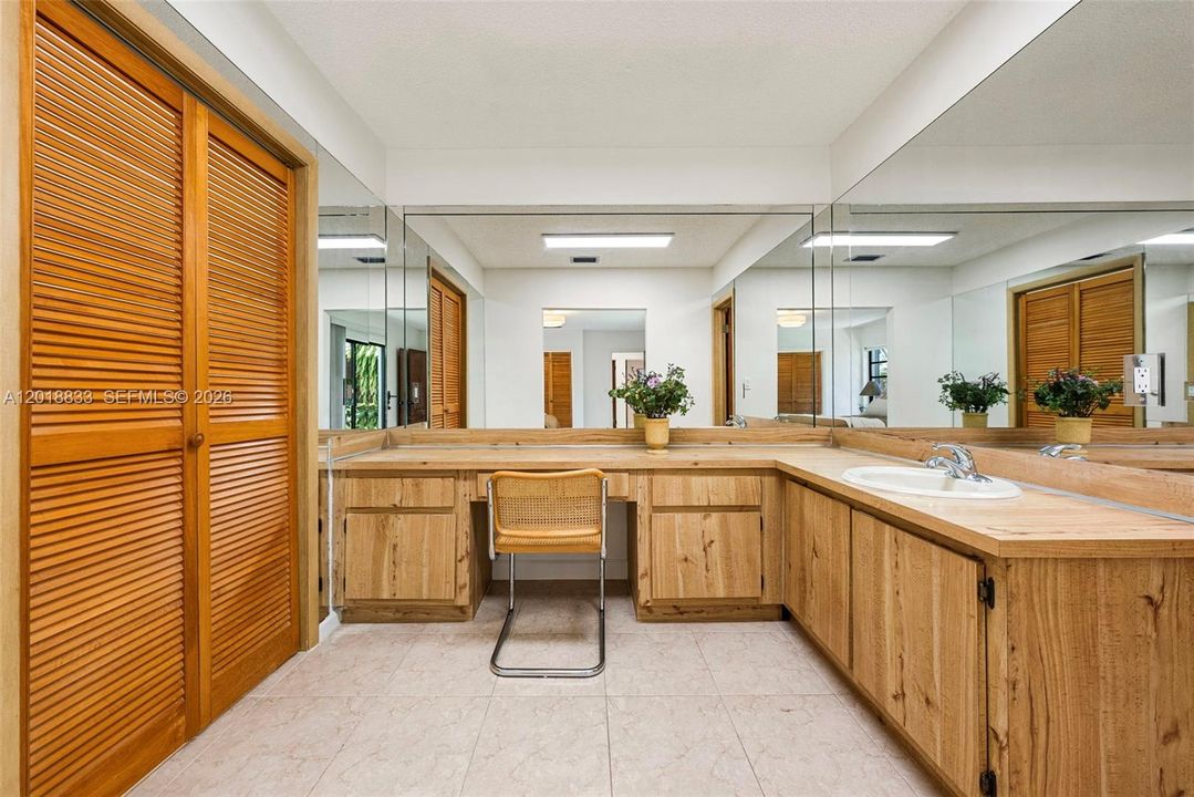 Activo con contrato: $899,000 (4 camas, 2 baños, 2481 Pies cuadrados)