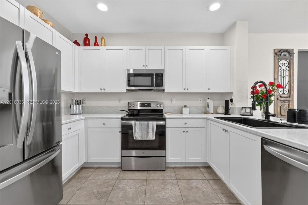 Activo con contrato: $525,500 (3 camas, 2 baños, 2115 Pies cuadrados)