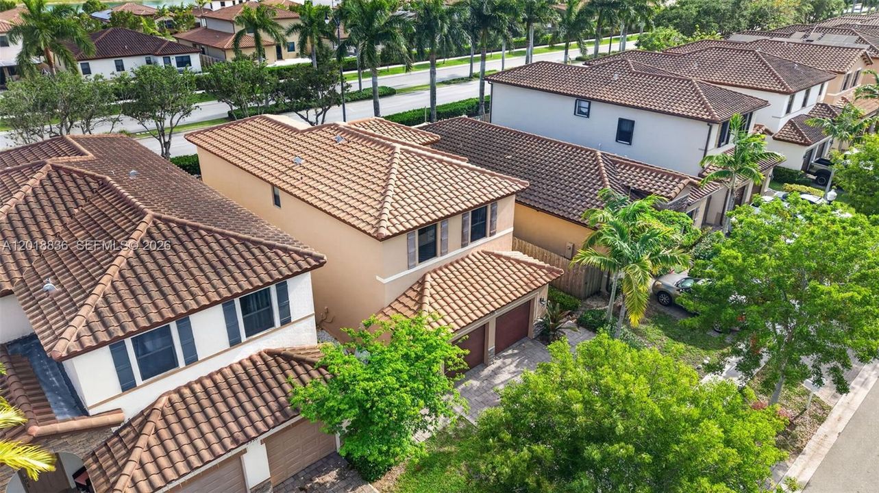 Activo con contrato: $525,500 (3 camas, 2 baños, 2115 Pies cuadrados)