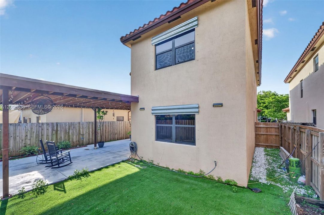 Activo con contrato: $525,500 (3 camas, 2 baños, 2115 Pies cuadrados)
