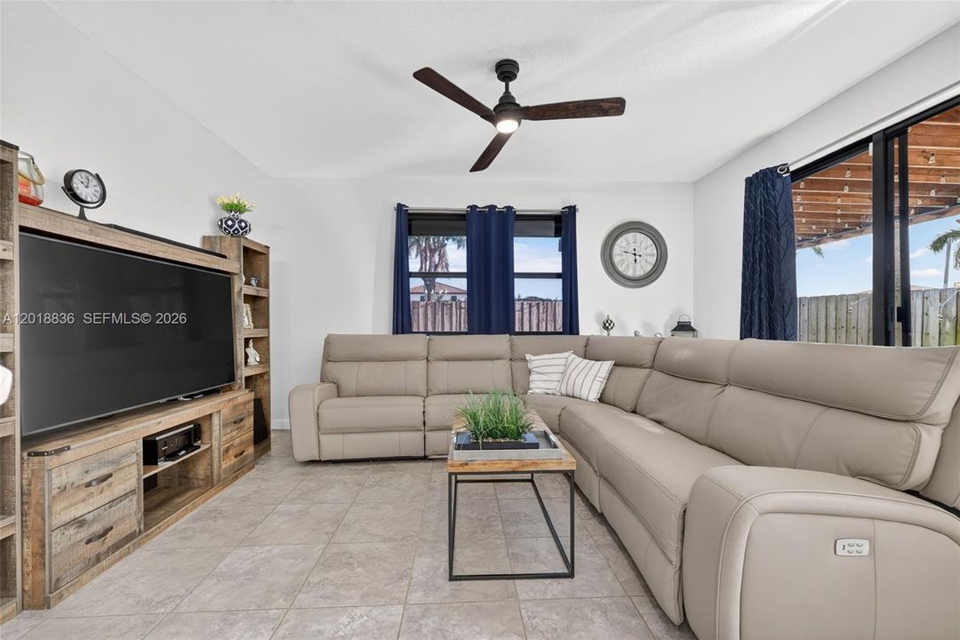 Activo con contrato: $525,500 (3 camas, 2 baños, 2115 Pies cuadrados)