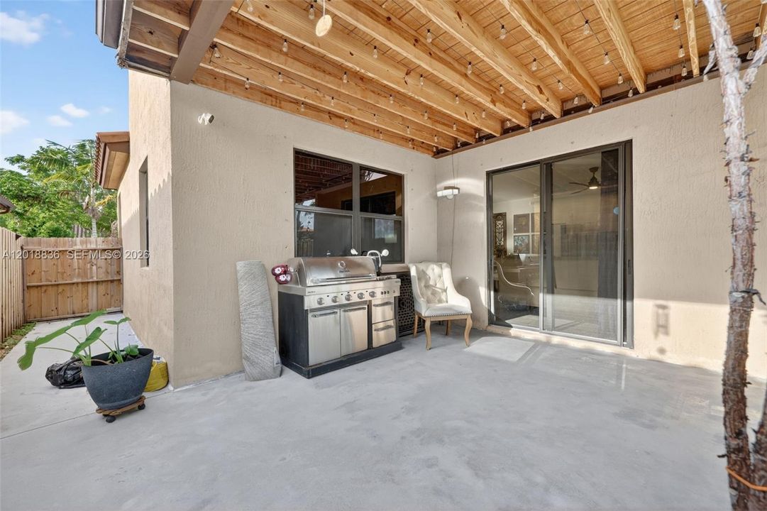 Activo con contrato: $525,500 (3 camas, 2 baños, 2115 Pies cuadrados)