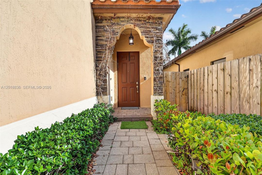 Activo con contrato: $525,500 (3 camas, 2 baños, 2115 Pies cuadrados)