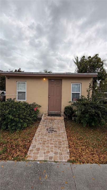 Active With Contract: $190,000 (2 beds, 1 baths, 560 Square Feet)