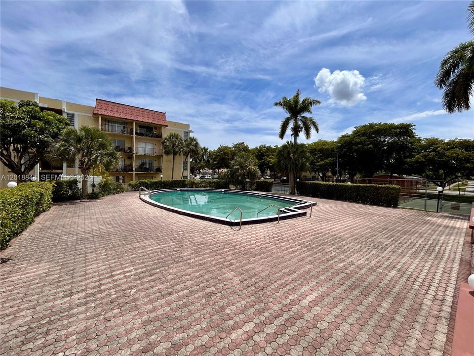 Active With Contract: $170,000 (2 beds, 2 baths, 985 Square Feet)