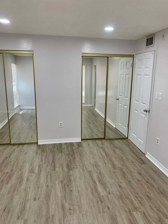 Active With Contract: $170,000 (2 beds, 2 baths, 985 Square Feet)
