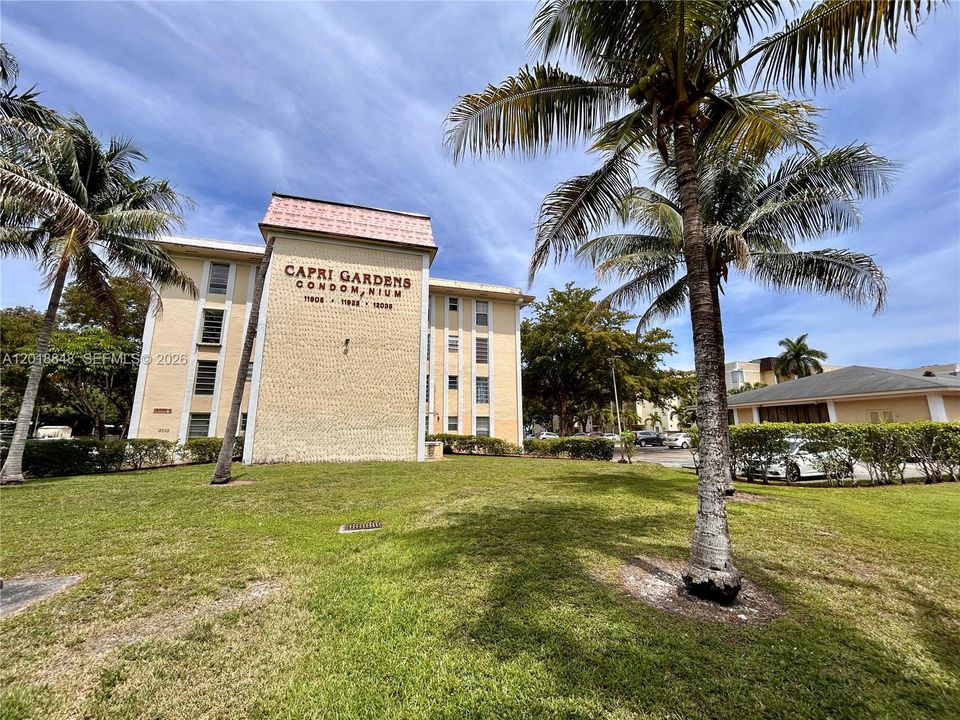 Active With Contract: $170,000 (2 beds, 2 baths, 985 Square Feet)