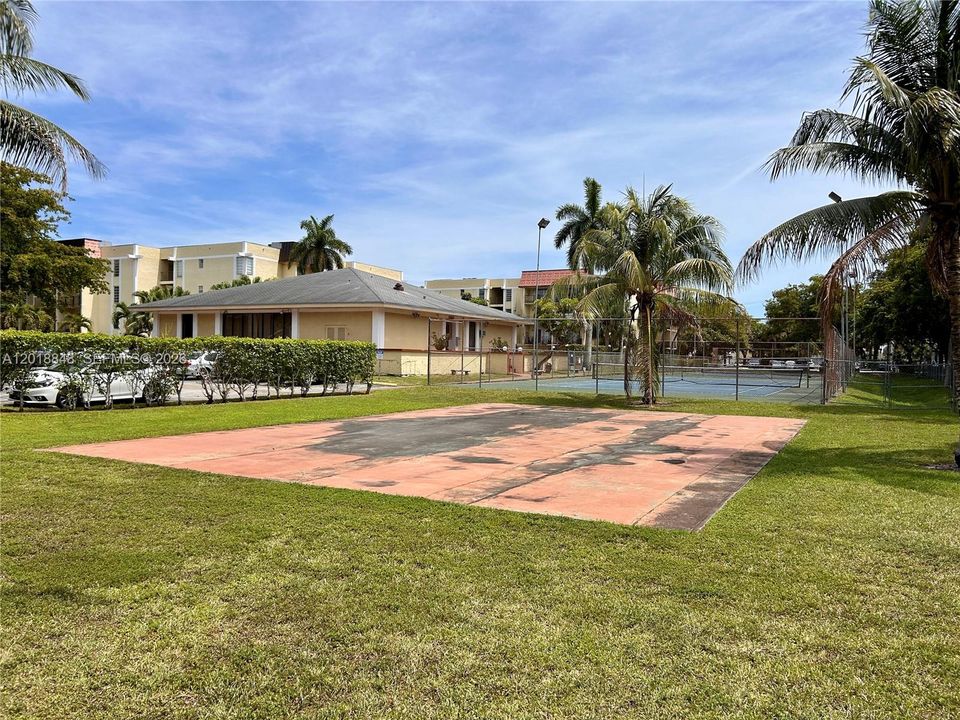 Active With Contract: $170,000 (2 beds, 2 baths, 985 Square Feet)