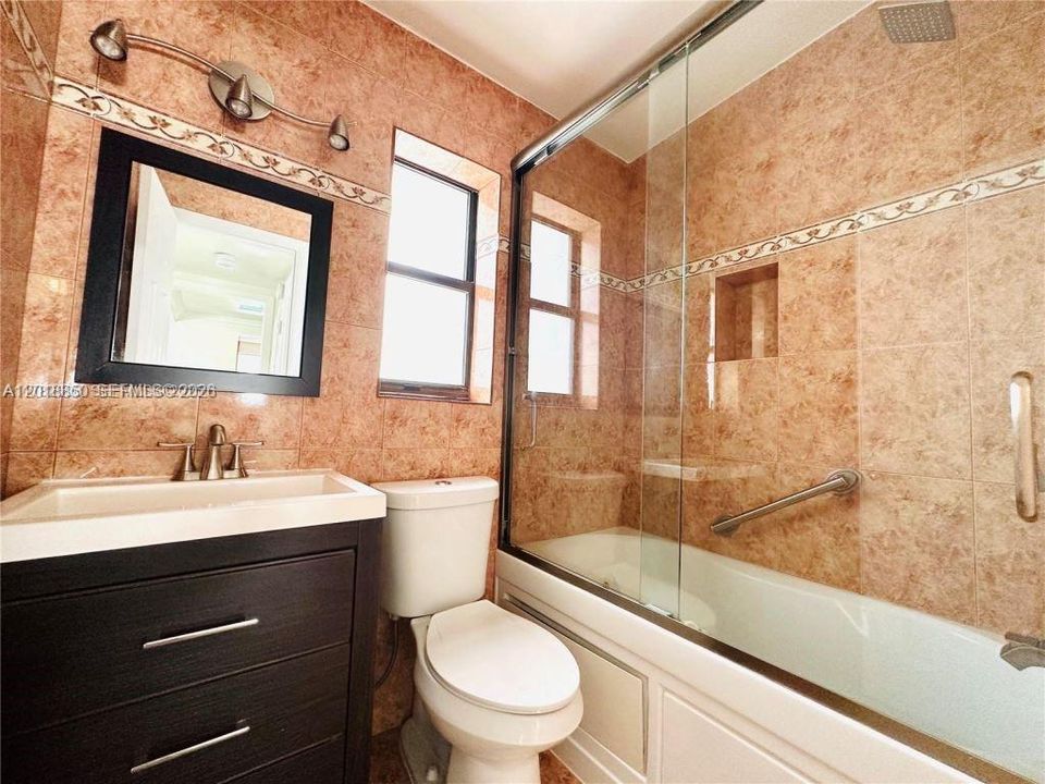 En Venta: $300,000 (2 camas, 2 baños, 990 Pies cuadrados)