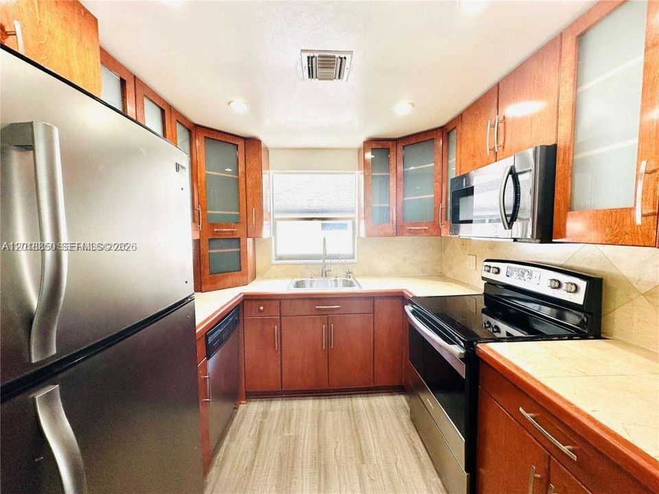En Venta: $300,000 (2 camas, 2 baños, 990 Pies cuadrados)