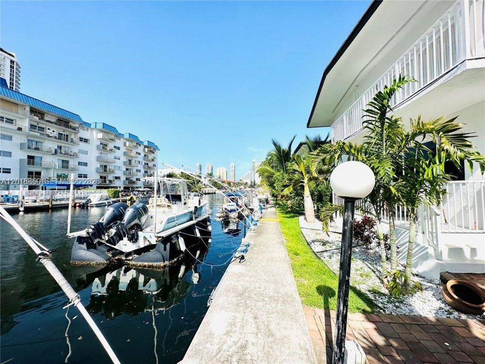 En Venta: $300,000 (2 camas, 2 baños, 990 Pies cuadrados)