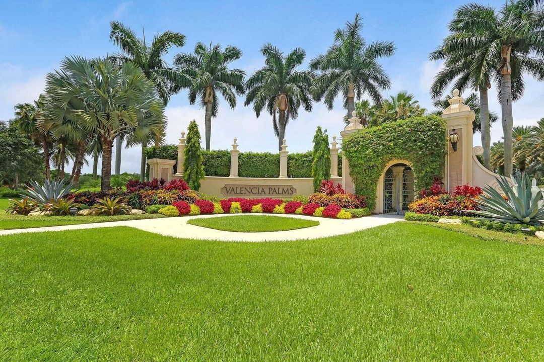 Valencia Palms green flower entrance