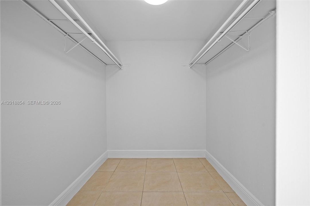 For Rent: $1,800 (1 beds, 1 baths, 760 Square Feet)