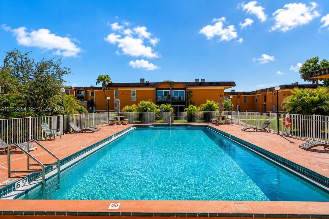 For Rent: $1,800 (1 beds, 1 baths, 760 Square Feet)