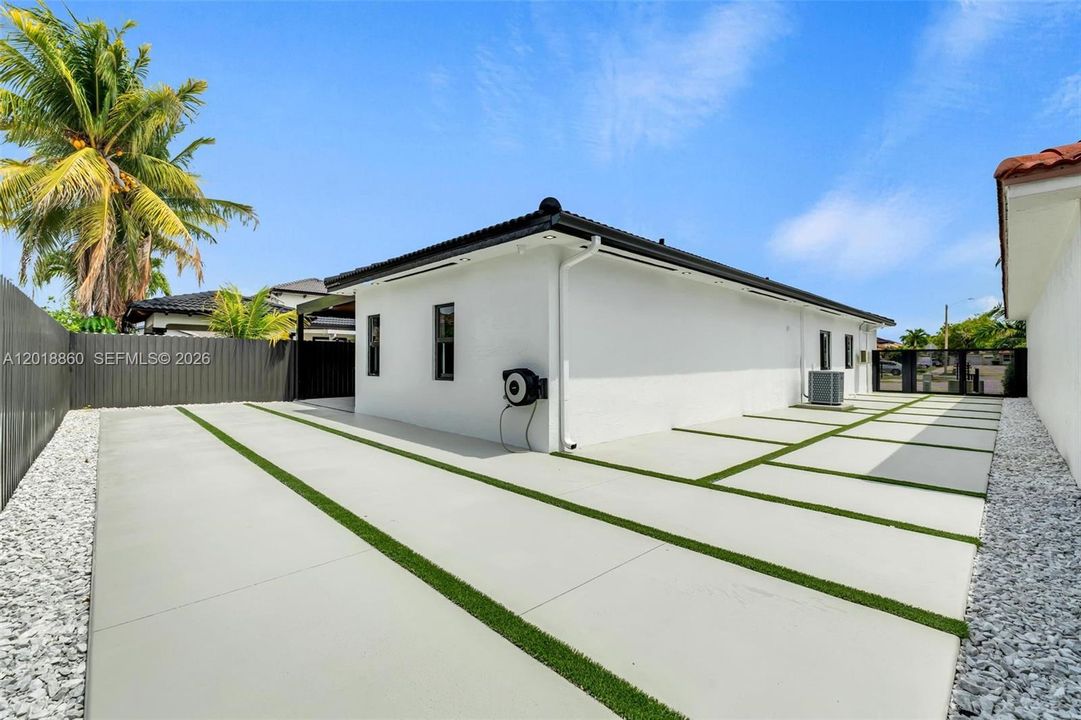 Active With Contract: $950,000 (4 beds, 3 baths, 1857 Square Feet)