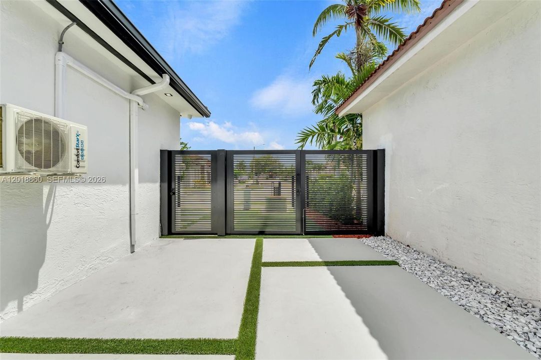 Active With Contract: $950,000 (4 beds, 3 baths, 1857 Square Feet)