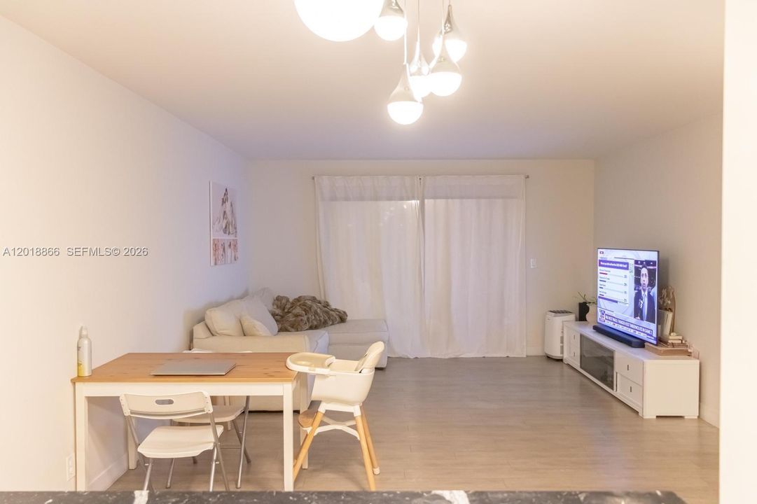 For Sale: $138,000 (1 beds, 2 baths, 1140 Square Feet)