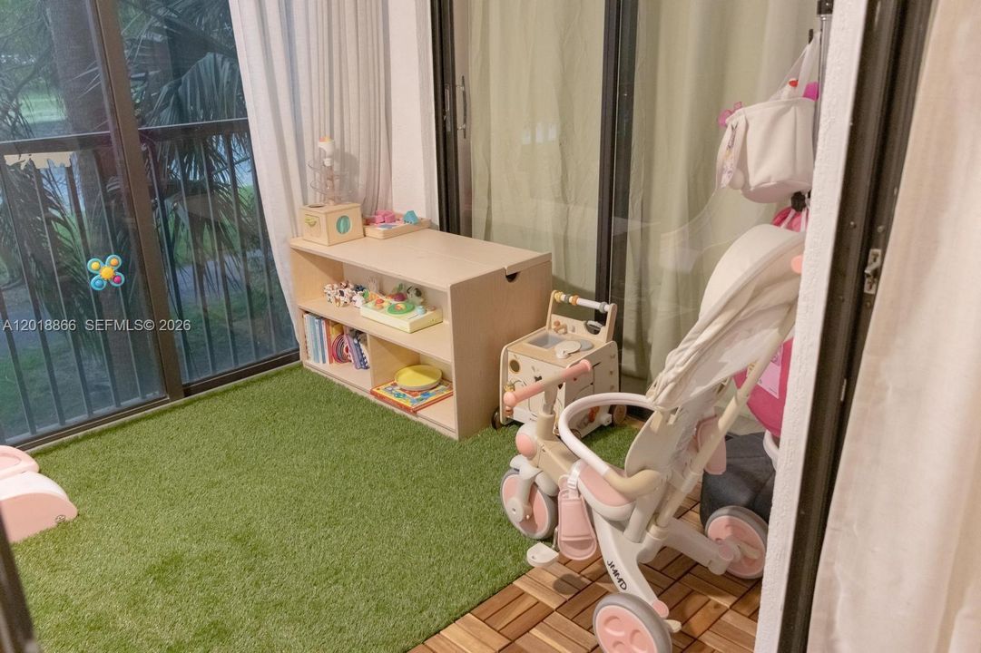 For Sale: $138,000 (1 beds, 2 baths, 1140 Square Feet)
